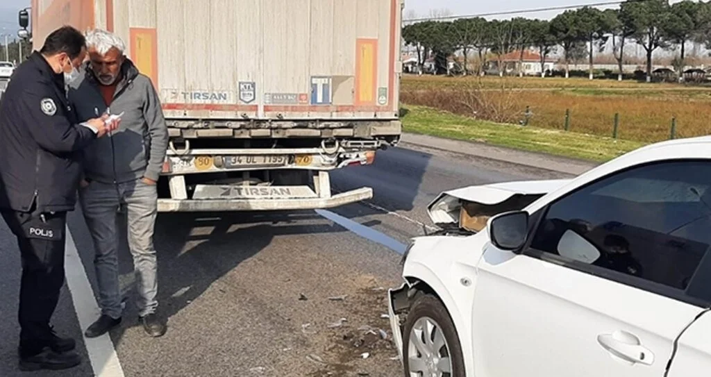 Samsun'da otomobil tıra çarptı: 2 yaralı
