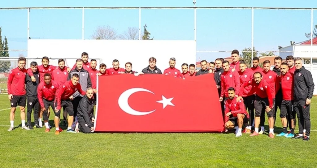 Samsunspor şehitlerimiz için bayrak açtı