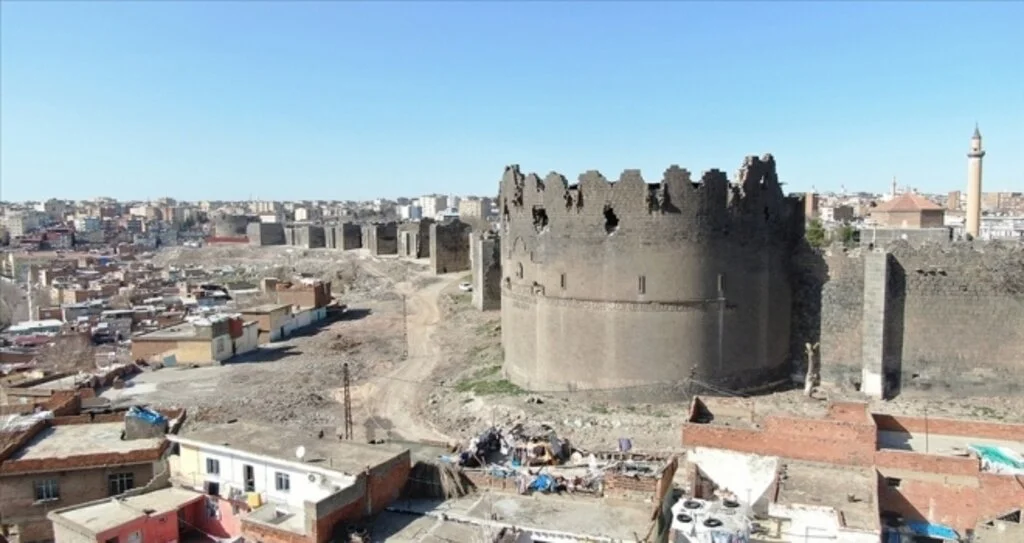 Surların restorasyonuna uluslararası medya manipülasyonu