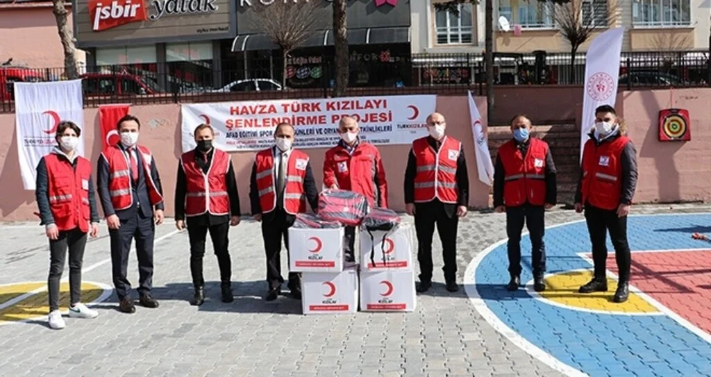 Türk Kızılayı'ndan öğrencilere destek 