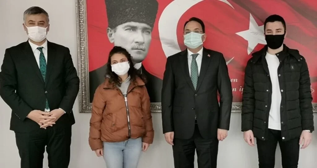 Yarışmada dereceye giren öğrenciler ödüllerini aldı