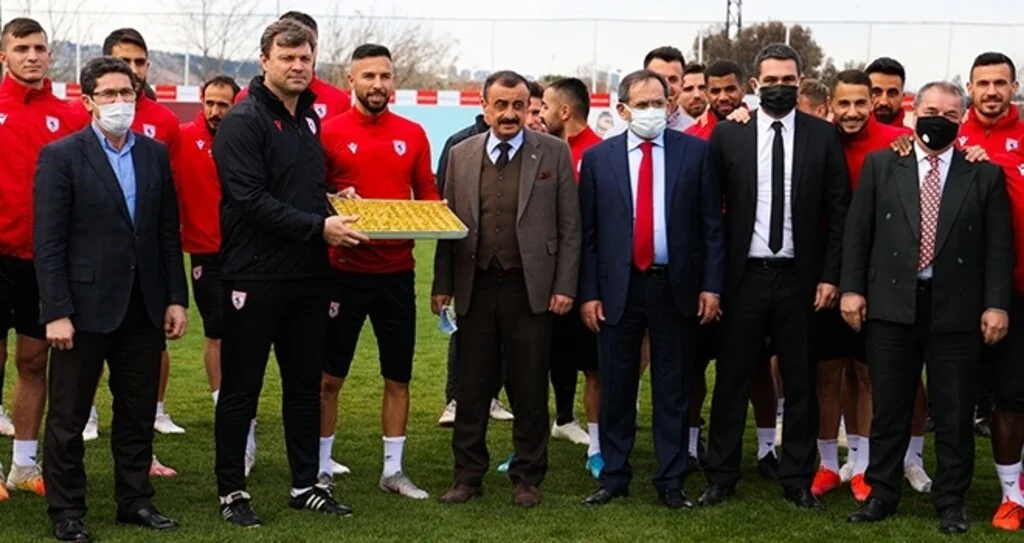 Zorlu maç öncesi takıma tatlı ziyaret