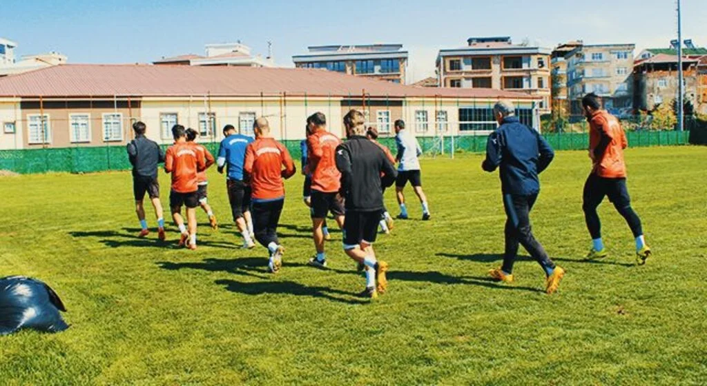 Çarşambaspor Teknik Direktörü Kenan Yelek: Play-off'a kalmamız için Isparta maçını kazanmalıyız