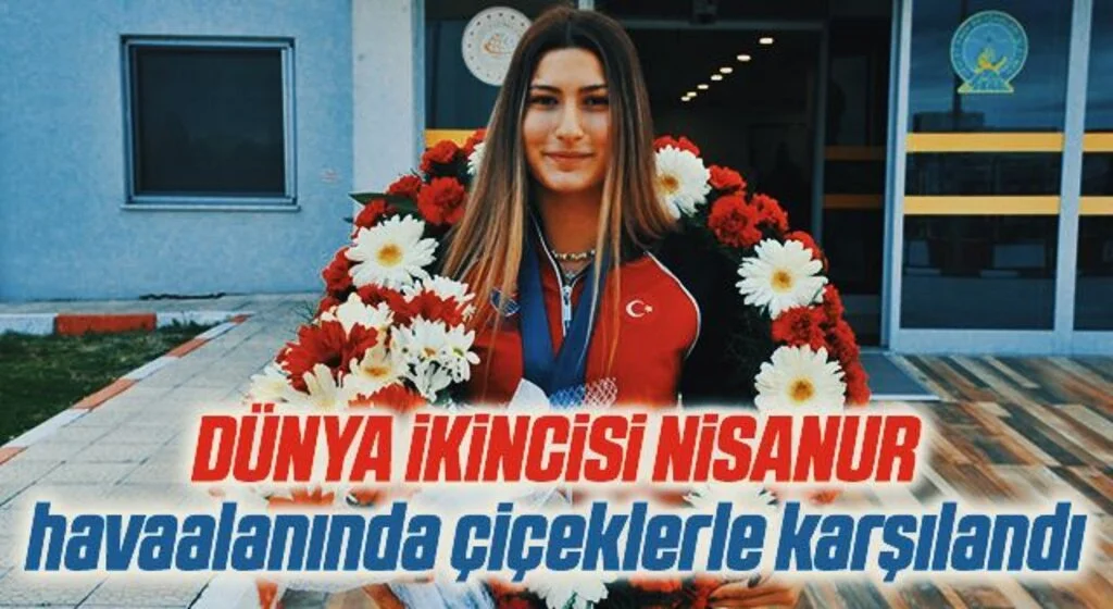 Dünya ikincisi Nisanur havaalanında çiçeklerle karşılandı