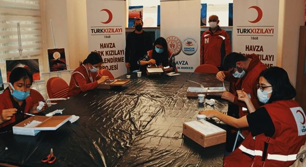 Engelli gençler ahşap boyadı
