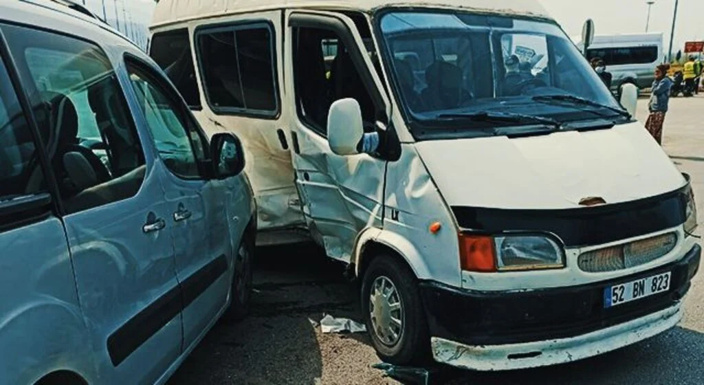 Hafif ticari araç ile minibüs çarpıştı: 3 yaralı