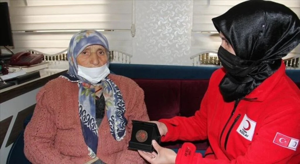 Hatay'da 87 yaşındaki kadın, tarlasının satışından elde ettiği 160 bin lirayı Türk Kızılaya bağışladı