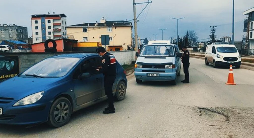İlkadım Jandarma'dan HES kodu sorgulaması ve sokağa çıkma yasağı uygulaması