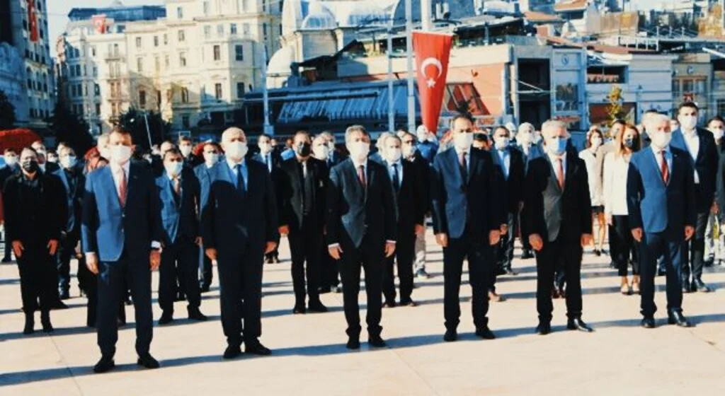 İstanbul Büyükşehir Başkanı Ekrem İmamoğlu’ndan sert tepki: Zavallı paran yoksa...