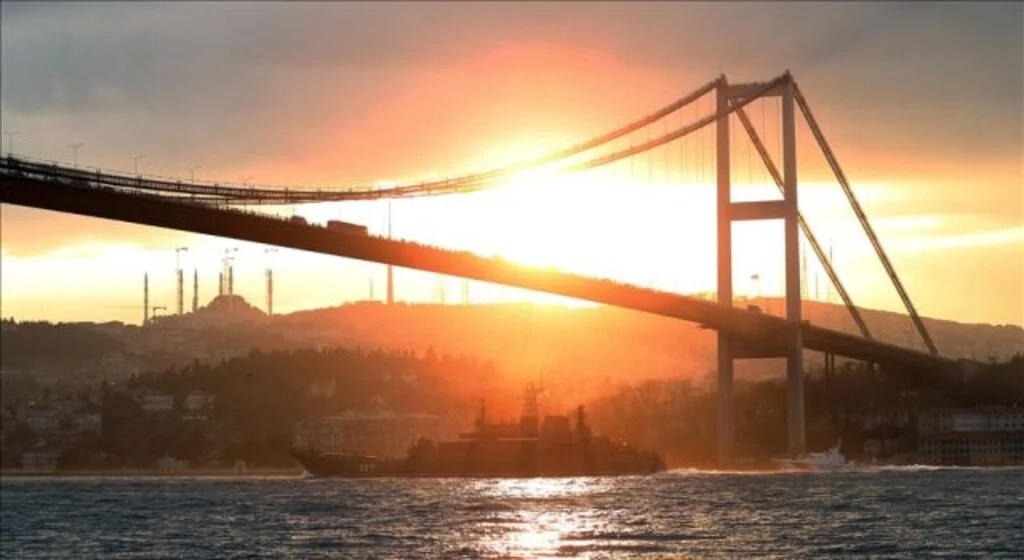 Montrö Sözleşmesi, şartların karşılanması durumunda askeri gemilerin Boğazlardan geçişine izin veriyor