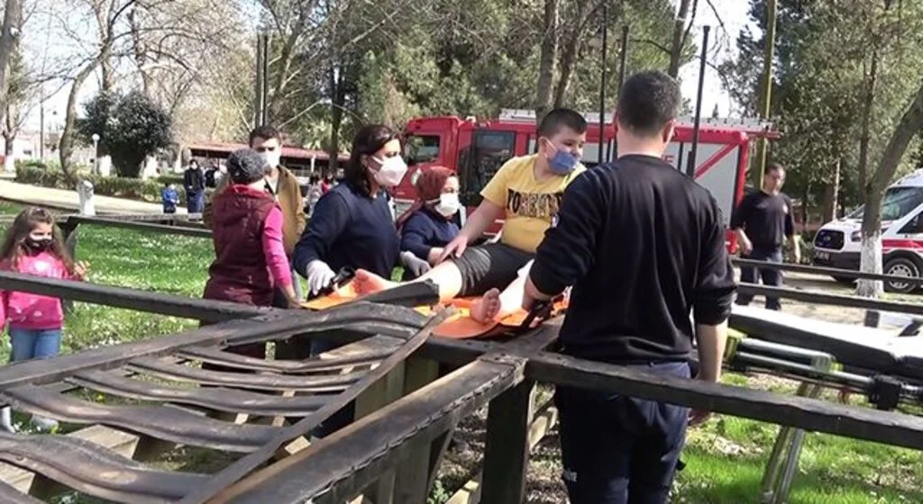 Parkta ayağı demirlerin arasına sıkışan çocuğu itfaiye kurtardı