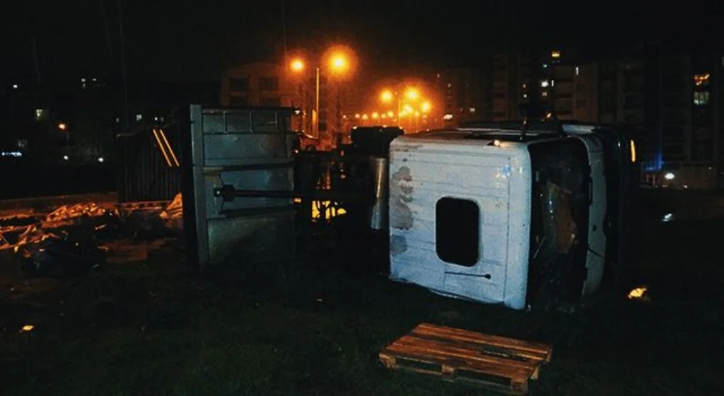 Samsun'da inşaat malzemesi taşıyan kamyon devrildi: 1 yaralı