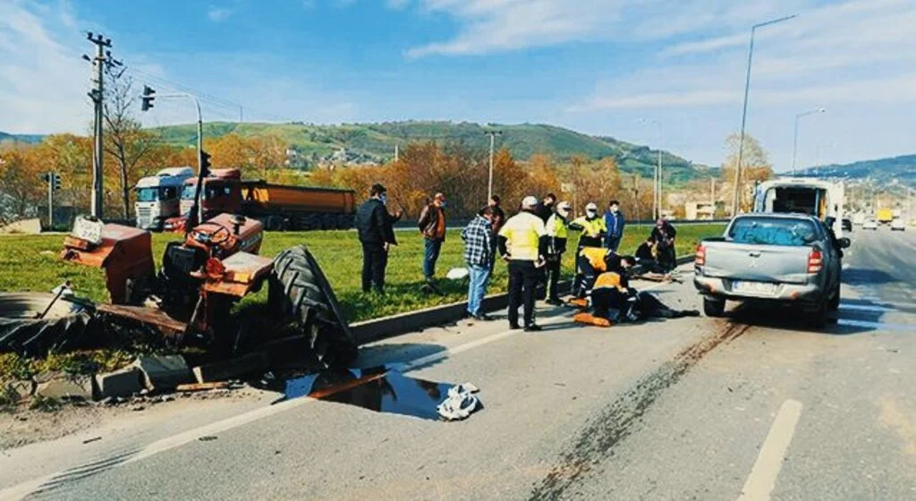 Samsun'da kamyonet traktörle çarpıştı: 2 yaralı