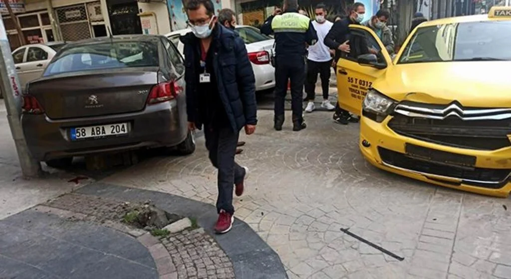 Samsun'da kaza yapan otomobil kaldırımdaki yayaya çarptı: 1 yaralı