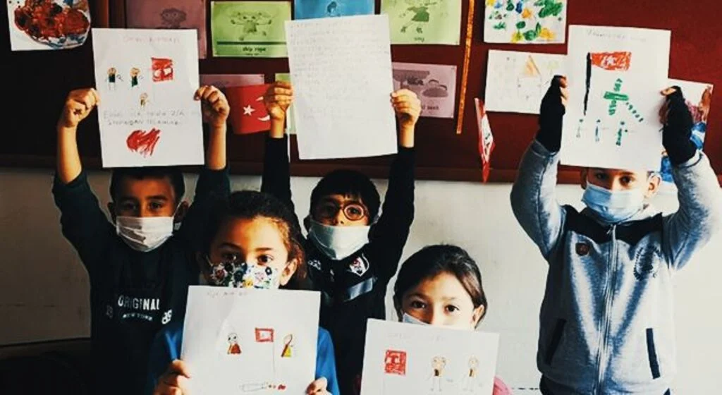 Samsun'da küçük öğrencilerden Tatvan İlçe Jandarma Komutanlığındaki askerlere moral vermek amacıyla mektup