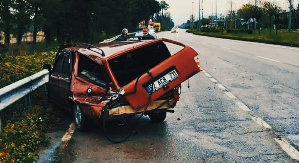 Samsun'da otomobil bariyere çarptı: 2 yaralı