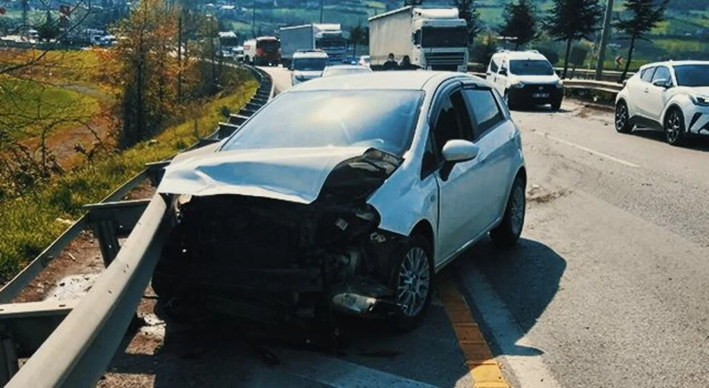 Samsun'da otomobil bariyerlere çarptı: 1 yaralı