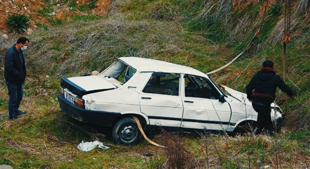 Samsun'da otomobil uçuruma yuvarlandı: 2 yaralı