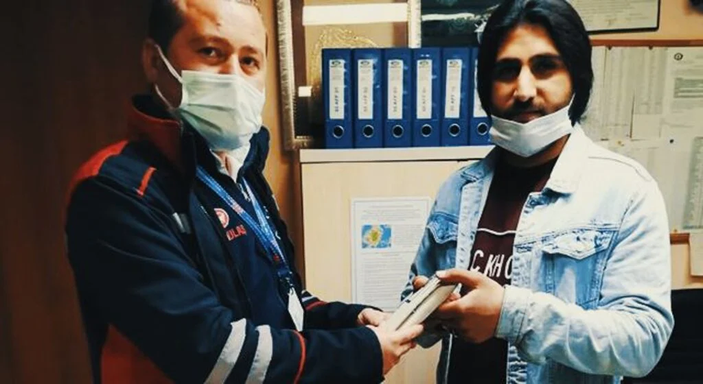 Samsun'da tramvayda bulunan para dolu cüzdan sahibine ulaştırıldı