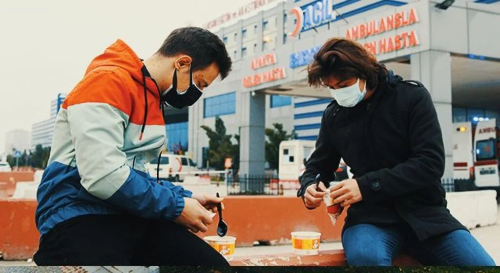 Samsun'da Türk Kızılay ekipleri hastane önünde iftarda çorba dağıttı