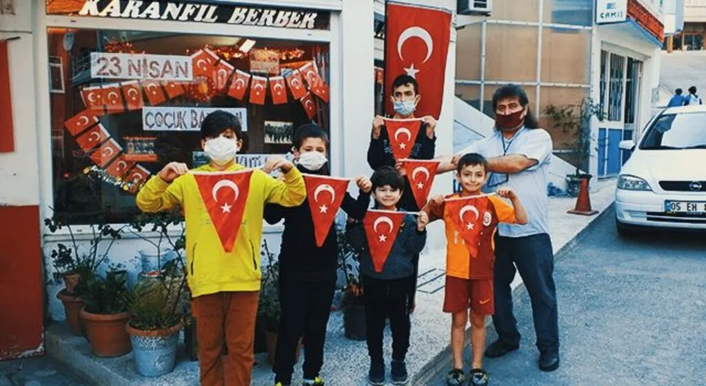Samsunlu berberden çocuklara 23 Nisan sürprizi
