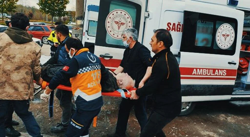 Tamir ettiği patpatın altında kaldı