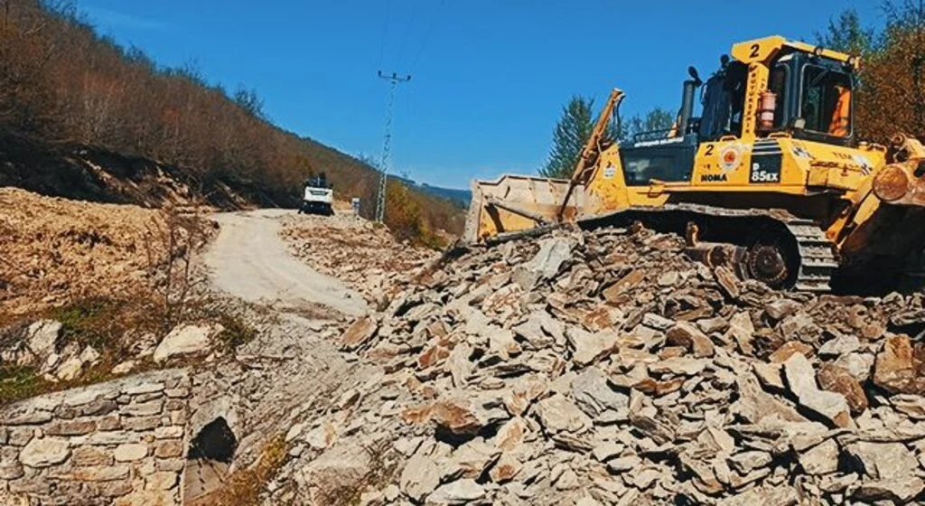 Tuzaklı-Üçpınar grup yolunda genişletme çalışması
