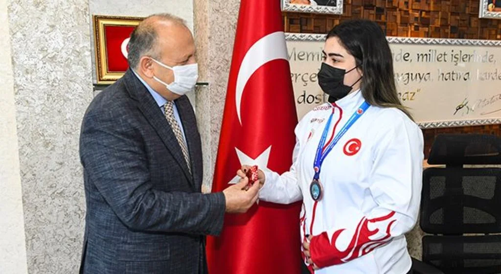 Ünye Belediye Başkanı Hüseyin Tavlı Ödüllendirdi
