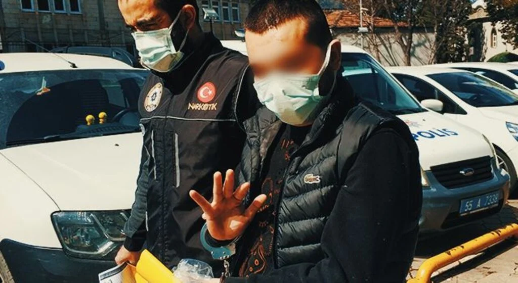 Uyuşturucu satarken suçüstü yakalandı