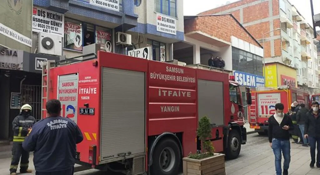 Yangın ihbarına giden itfaiye mangal dumanıyla karşılaştı