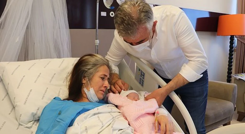 47 yaşında 15. tüp bebek uygulaması ile bebekleri olan çiftin görülmeye değer mutluluğu