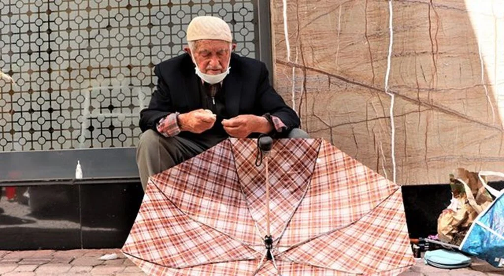 92’lik şemsiye tamircisi