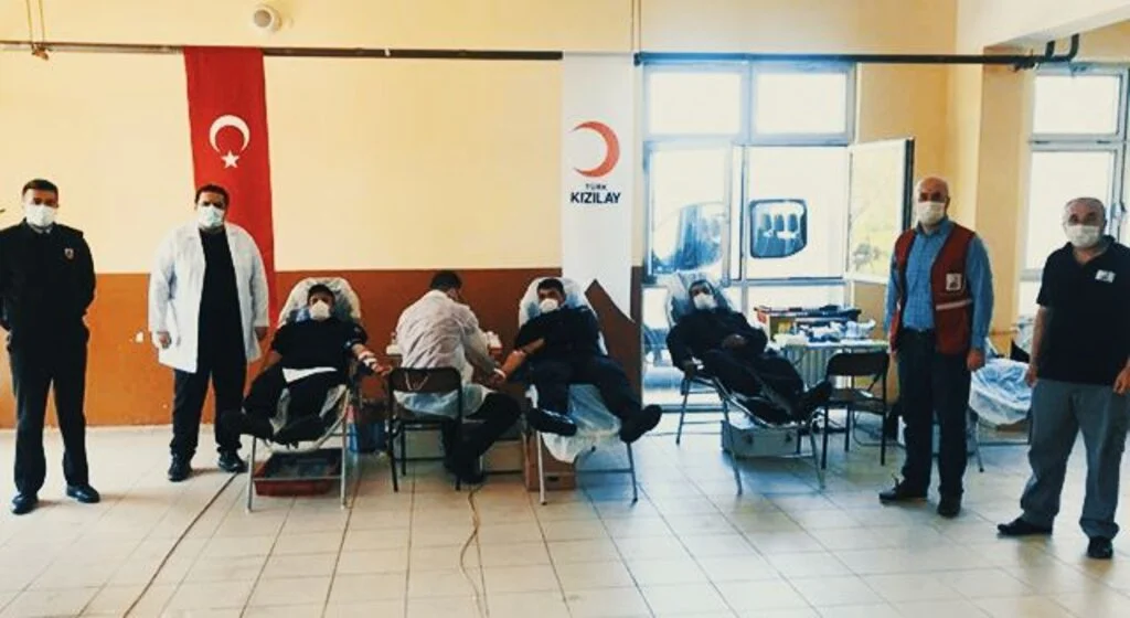 Acemi askerlerden Kızılay'a destek