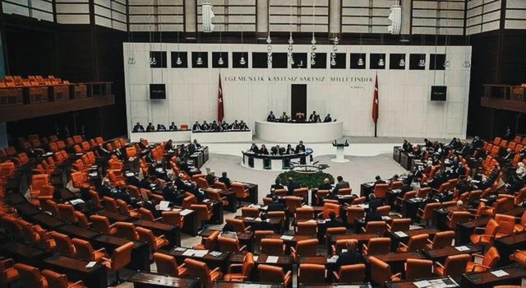 AK Parti 'mini infaz' paketini Meclis Başkanlığı’na sundu