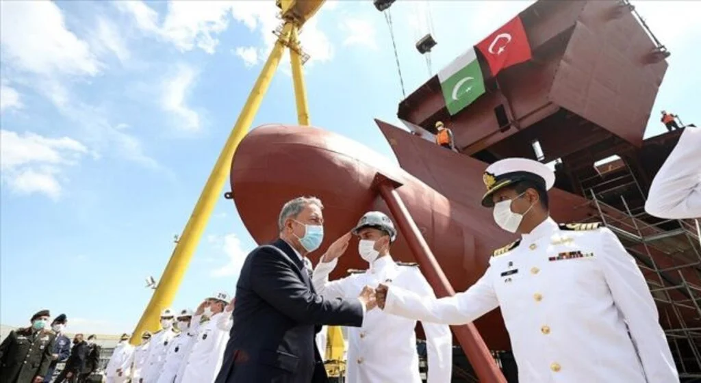 Akar beraberindeki TSK komuta kademesi ile MİLGEM korvetinin inşa çalışmalarını inceledi