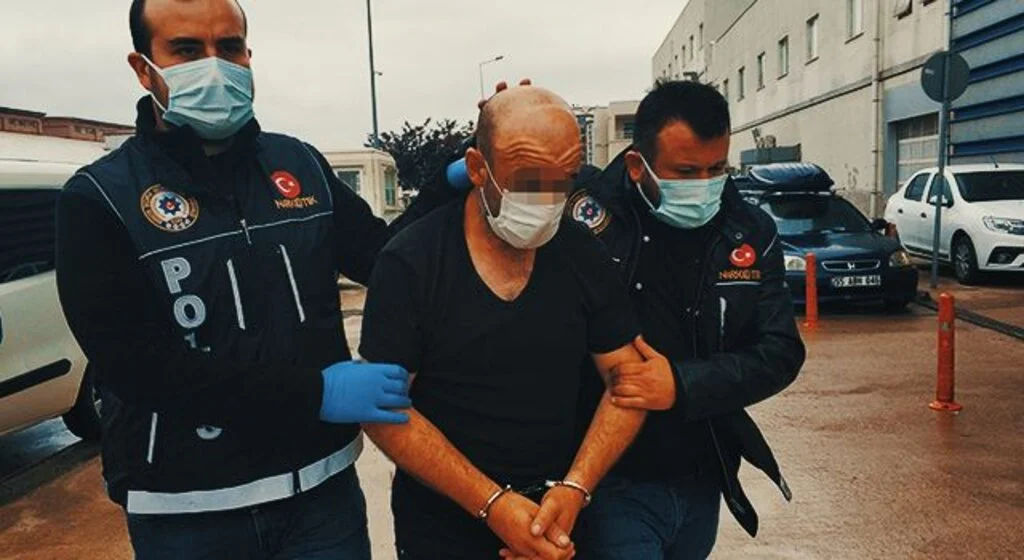 Araç içinde zulalanmış uyuşturucuyla yakalandı