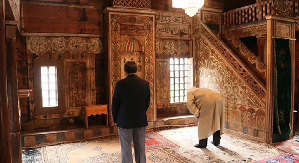 Asırlardır ayakta duran çivisiz cami, kök boyası motifleriyle dikkati çekiyor