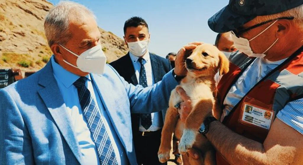 Başkan Demirtaş can dostlarını eliyle besledi