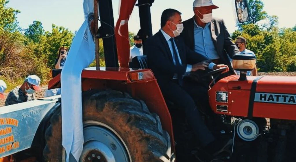 Başkan Özdemir traktör ile ekim yaptı