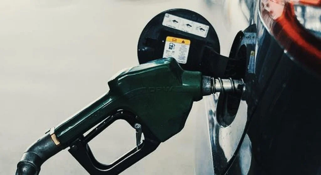 Benzin ve motorine bu gece yarısı zam geliyor