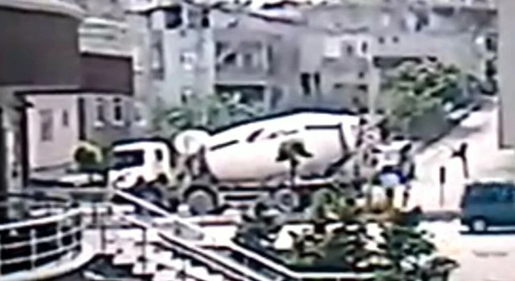 Beton mikseri sürücüsünün öldüğü kaza kamerada