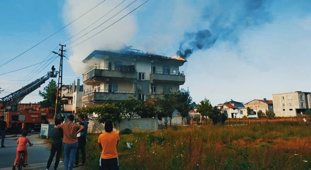 Çatı yangını panik yarattı 