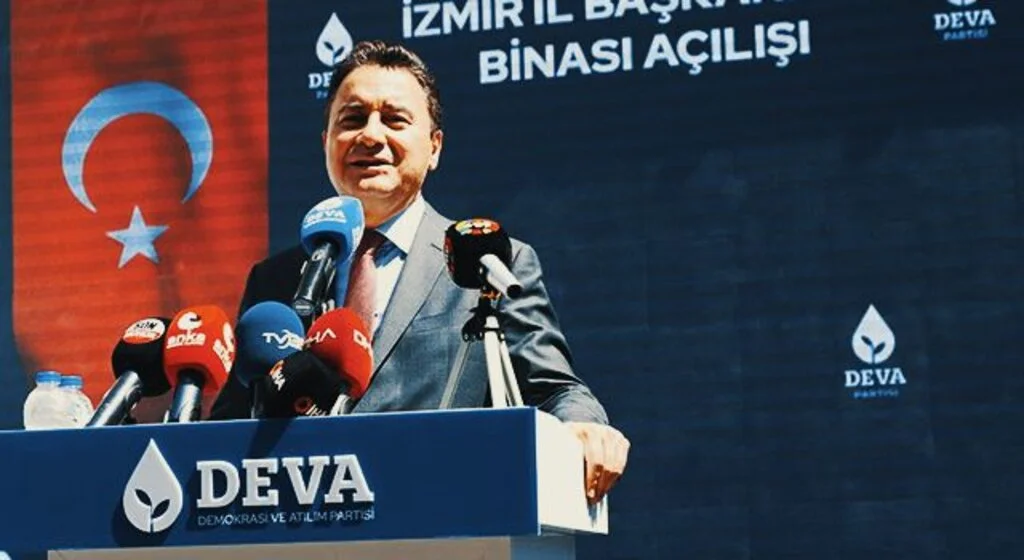 DEVA Partisi Genel Başkanı Ali Babacan'dan İzmir'den Yassıada Mesajı: Kimse eski Türkiye’nin karanlığını bir sopa gibi kullanmasın