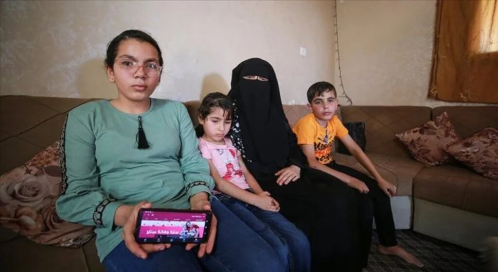 İsrail saldırılarında kızlarını teselli eden Mensi'nin eşi: O bizim hayatımızdı ve şimdi gitti