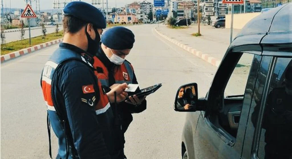 Kavak'ta jandarma "tam kapanma" kapsamında denetim yaptı