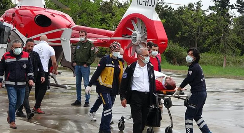 Kazada yaralanan sağlıkçı, ambulans helikopterle hastaneye yetiştirildi