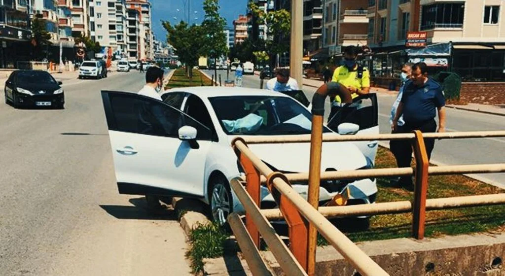 Otomobil demir korkuluklara çarptı: 1 yaralı