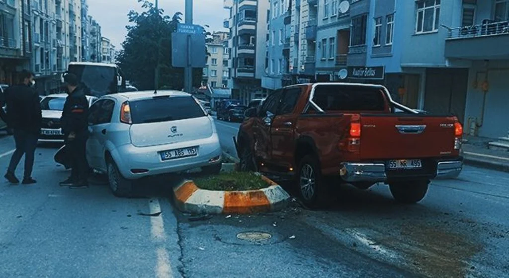 Otomobil ile pikap çarpıştı: 1 yaralı