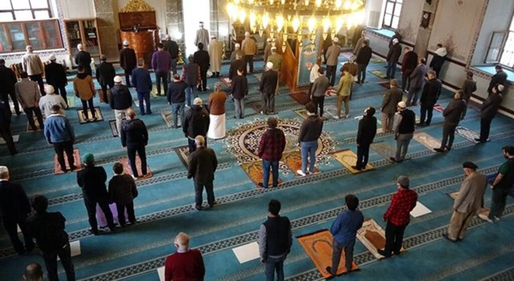 Samsun'da bayram namazı korona virüs tedbirleriyle kılındı