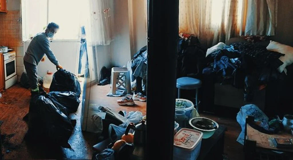 Samsun'da bir evden 1,5 kamyon çöp çıkarıldı